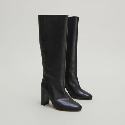 Boots with heels in black leather | venezuela
