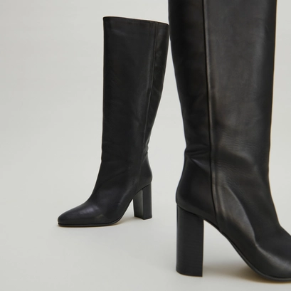 Boots with heels in black leather | venezuela