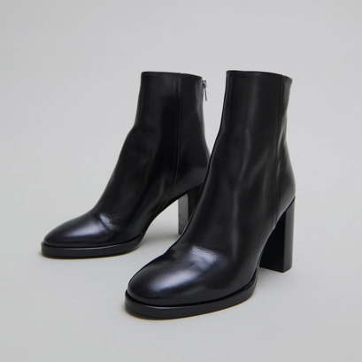 Bottines &agrave; talons in black leather | deep