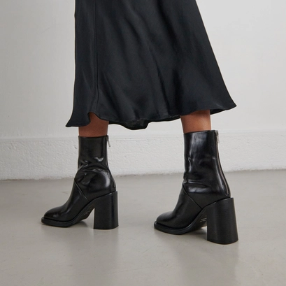 Boots &agrave; talons hauts in black leather | duty