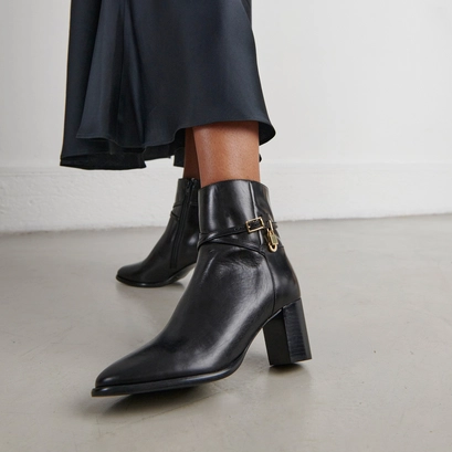 Bottines &agrave; talons haut et charms dor&eacute;s in black leather | drame