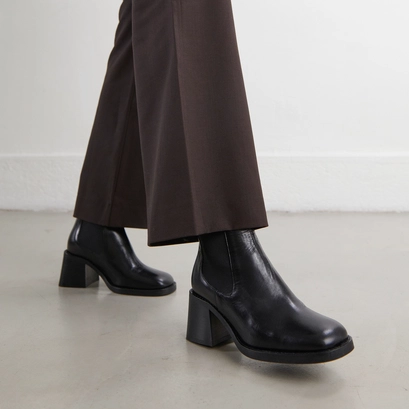 Bottines &agrave; &eacute;lastiques et talons &eacute;pais in black leather | duck