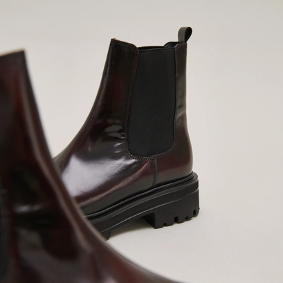Boots &agrave; semelles crant&eacute;es et &eacute;lastiques in burgundy patinated leather | amandine