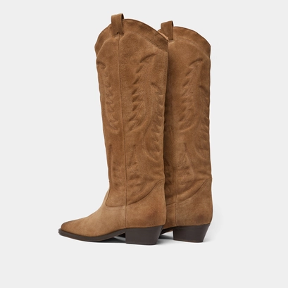 Pointed-toe boots with visible stitching in dark taupe suede | DORILLA