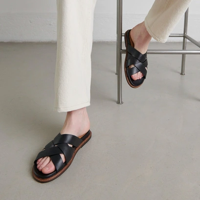 Mules &agrave; brides larges in black leather | alexandre