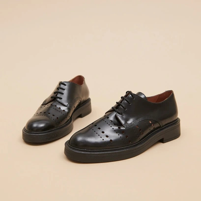 Derbies perc&eacute;es in glazed black leather | amarante