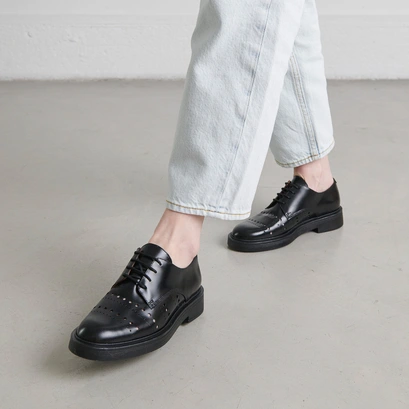 Derbies perc&eacute;es in glazed black leather | amarante