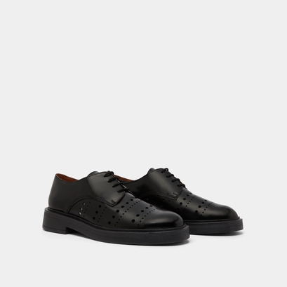 Derbies perc&eacute;es in glazed black leather | amarante