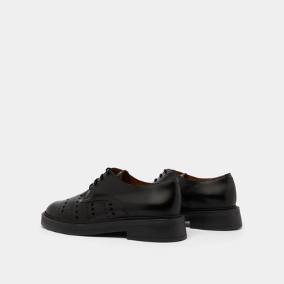 Derbies perc&eacute;es in glazed black leather | amarante