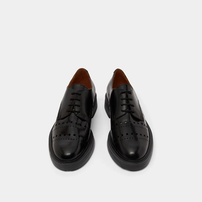 Derbies perc&eacute;es in glazed black leather | amarante