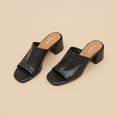 Mules with heels and open toes in black leather | butterfly