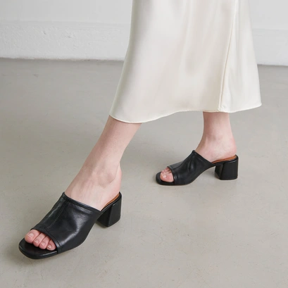 Mules with heels and open toes in black leather | butterfly