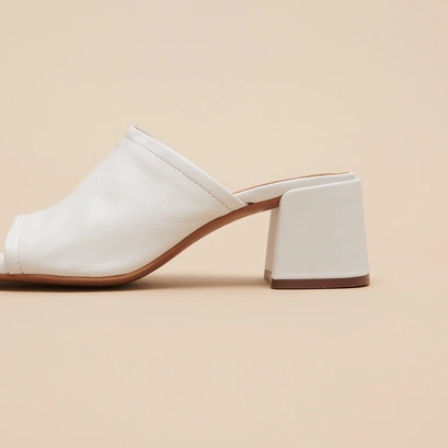 Mules with heels and open toes in white leather | BUTTERFLY