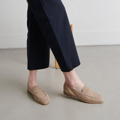 Mocassins &agrave; talons plats et bouts arrond... in beige velvet | aca