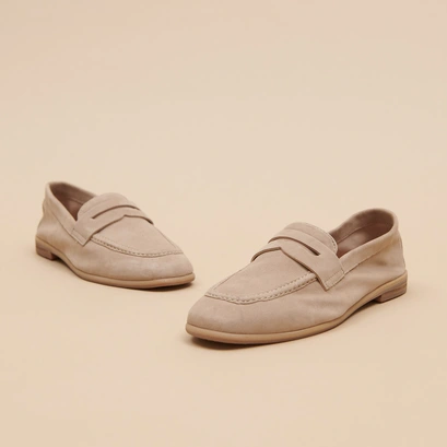 Mocassins &agrave; talons plats et bouts arrond... in beige velvet | aca
