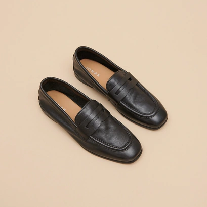 Loafers with flat heels and rounded toes in black grained leather | aca