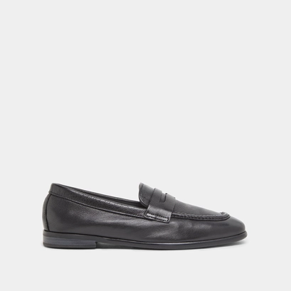 Loafers with flat heels and rounded toes in black grained leather | aca