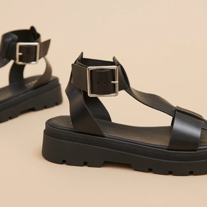 Sandales &agrave; plateformes et brides &eacute;paisse... in black glazed leather | lille