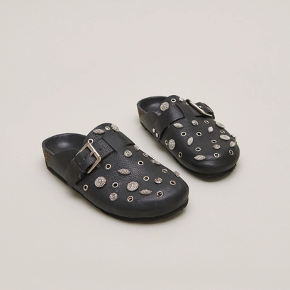 Mules &agrave; d&eacute;tails argent&eacute;s in black grained leather | wasila