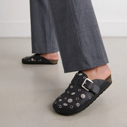 Mules &agrave; d&eacute;tails argent&eacute;s in black grained leather | wasila