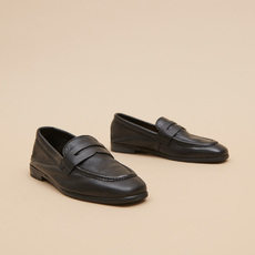 Loafers with flat heels and rounded toes black