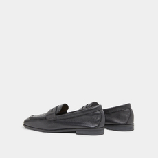 Loafers with flat heels and rounded toes black