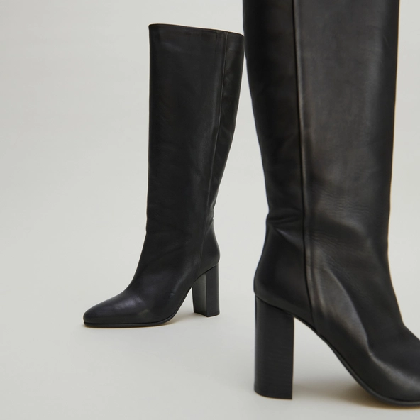Boots with heels in black leather | VENEZUELA