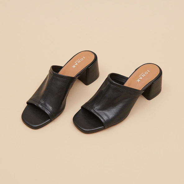 Mules with heels and open toes in black leather | BUTTERFLY
