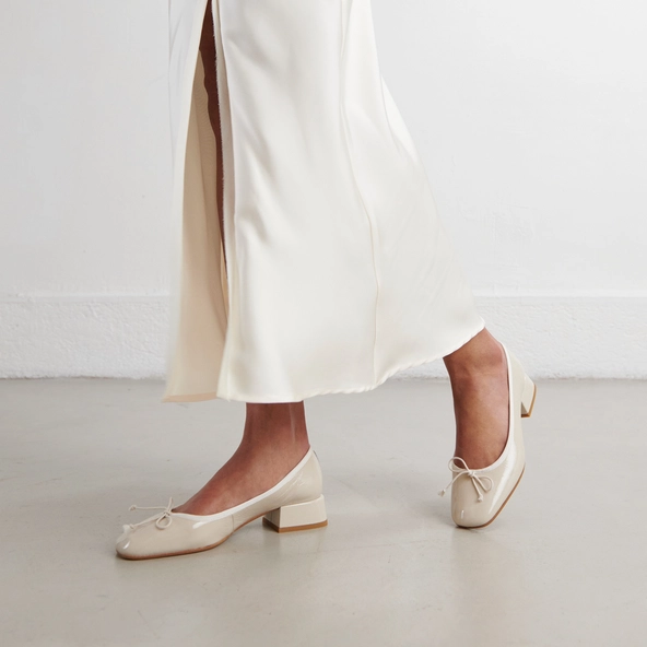 Ballet flats with low heels in ecru pleated patent | DYBIL