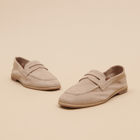 Mocassins &agrave; talons plats et bouts arrond... beige