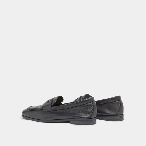 Loafers with flat heels and rounded toes black