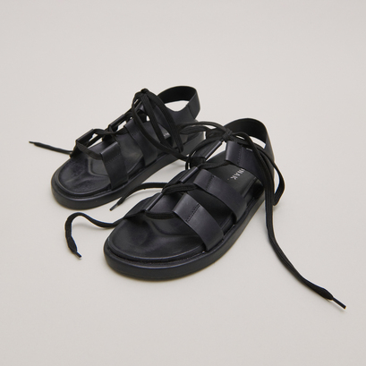 Sandales &agrave; multiples brides et lacets in black leather | wellington