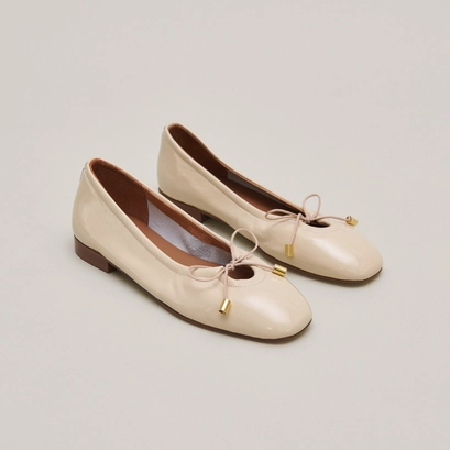 Ballet flats with laces in beige leather | DAPHNE