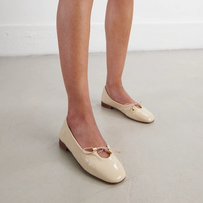 Ballet flats with laces in beige leather | DAPHNE