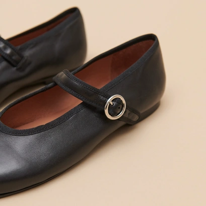 Ballet flats with straps and adjustable buckles in black leather | deesse