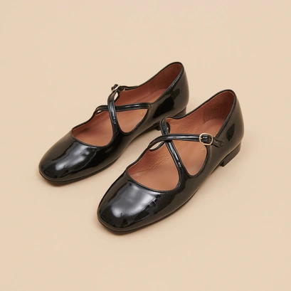 Ballerines &agrave; brides entrecrois&eacute;es in black patent and ecru leather | DUCKY