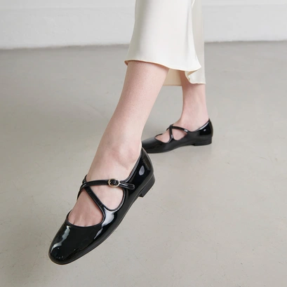 Ballerines &agrave; brides entrecrois&eacute;es in black patent and ecru leather | DUCKY