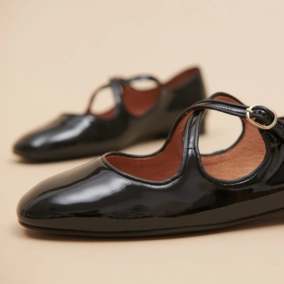 Ballerines &agrave; brides entrecrois&eacute;es in black patent and ecru leather | DUCKY