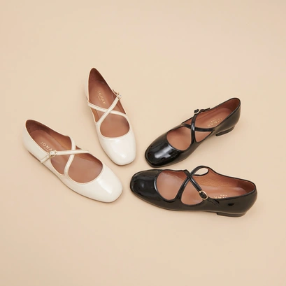 Ballerines &agrave; brides entrecrois&eacute;es in black patent and ecru leather | DUCKY