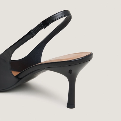 Pointed-toe pumps in black leather | diamantine