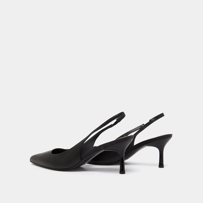 Pointed-toe pumps in black leather | diamantine