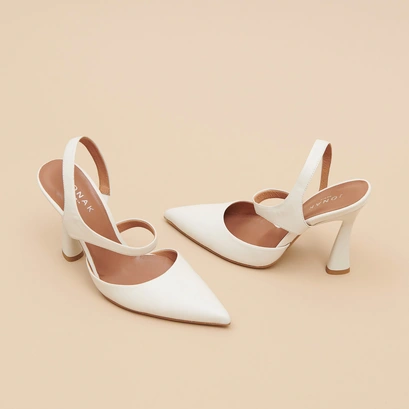 Pointed-toe pumps in ecru leather | DOROTHE