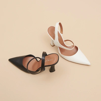 Pointed-toe pumps in ecru leather | DOROTHE
