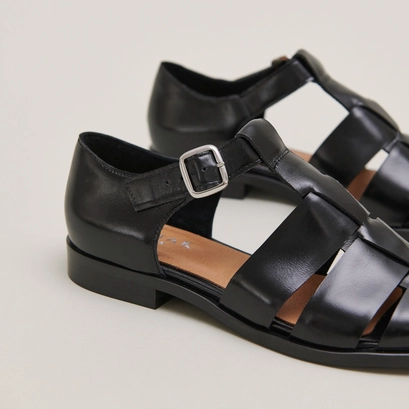 Sandales in black leather | AGOSTA