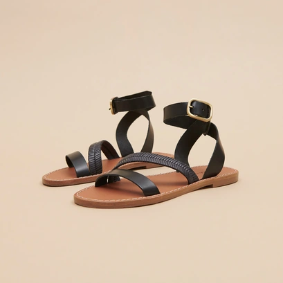Plagettes &agrave; brides in black glazed leather | lausanne