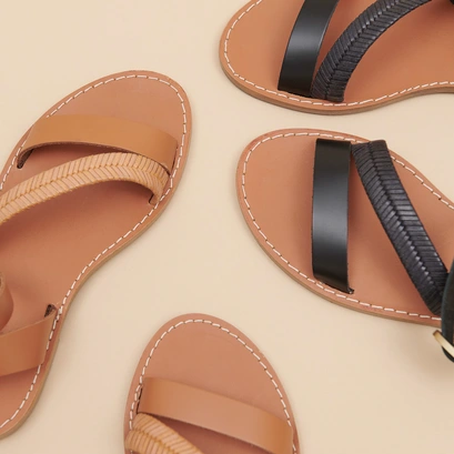 Plagettes &agrave; brides in black glazed leather | lausanne