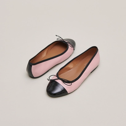 Ballet flats with round toes and bows in pink leather and black patent | DAXI