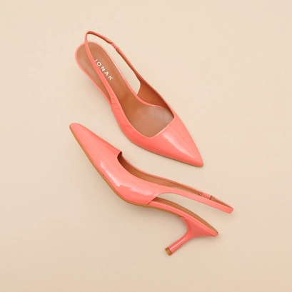 Escarpins &agrave; bouts pointus in coral patent | diamantine