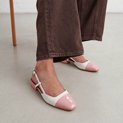 Open back ballet flats in ecru leather and pink pleated patent | DHAPOU
