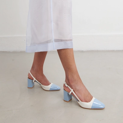 Babies with heels in ecru leather and sky blue patent | DHAPOP